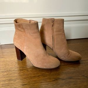 Banana Republic suede ankle boots in camel. Sz 6.5